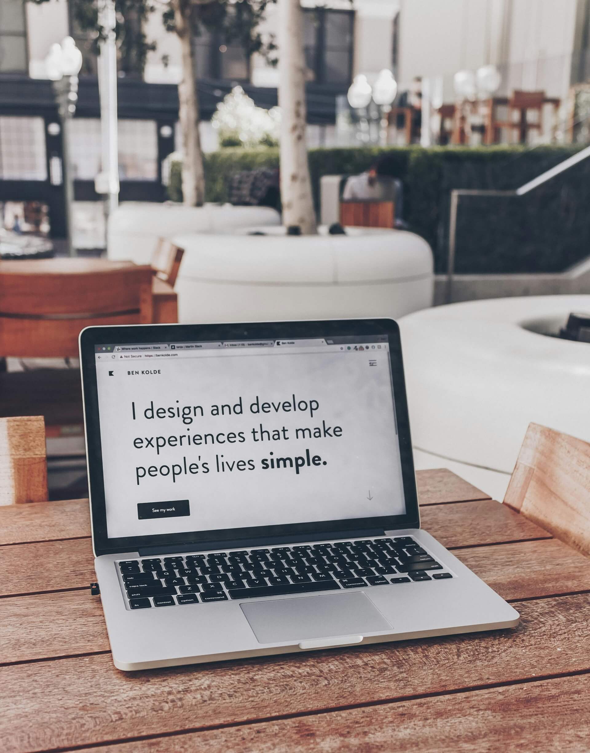 laptop that says 'I design and develop' 
